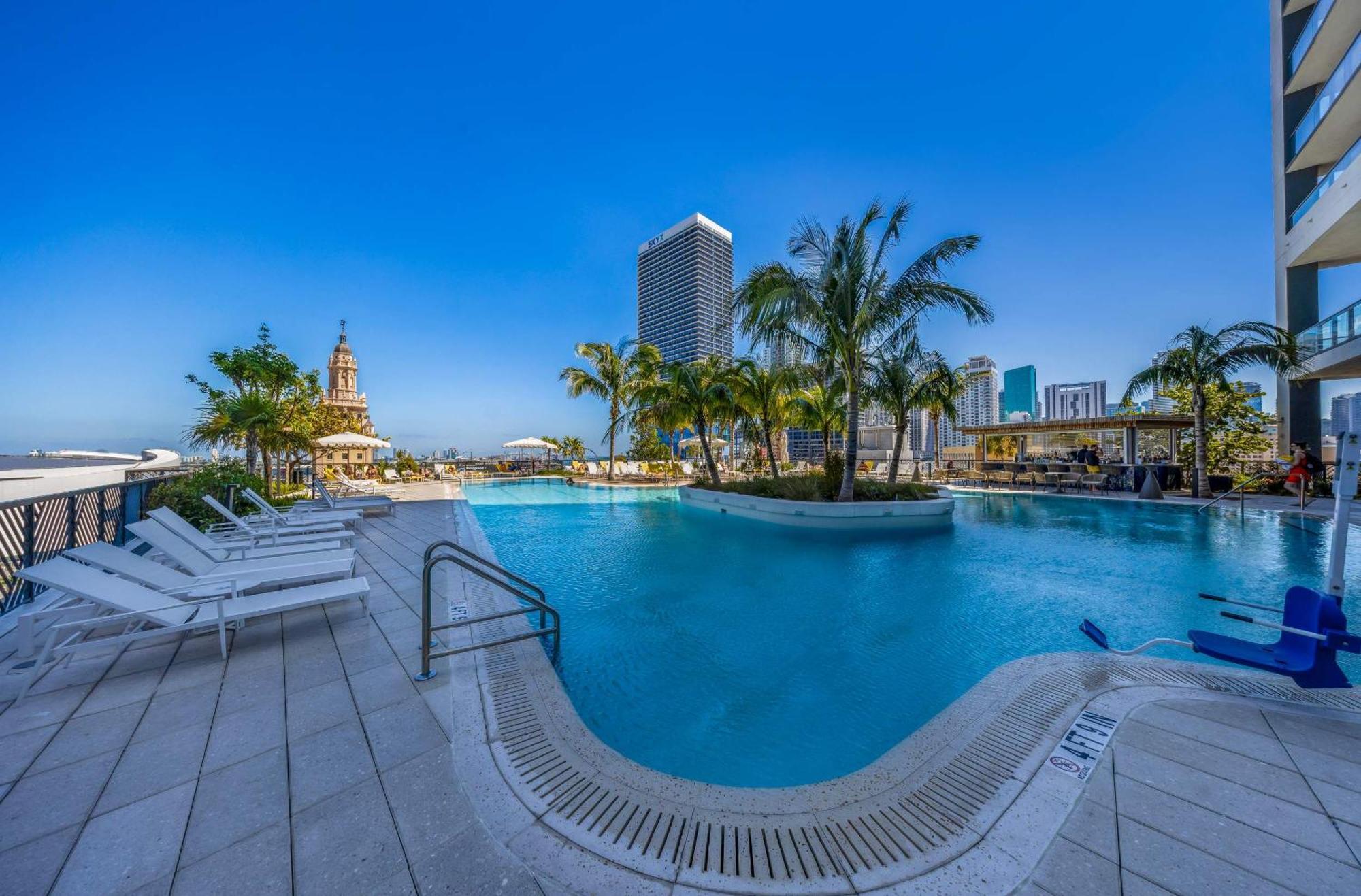 Luxe Retreat Modern 2-br With Water Views *