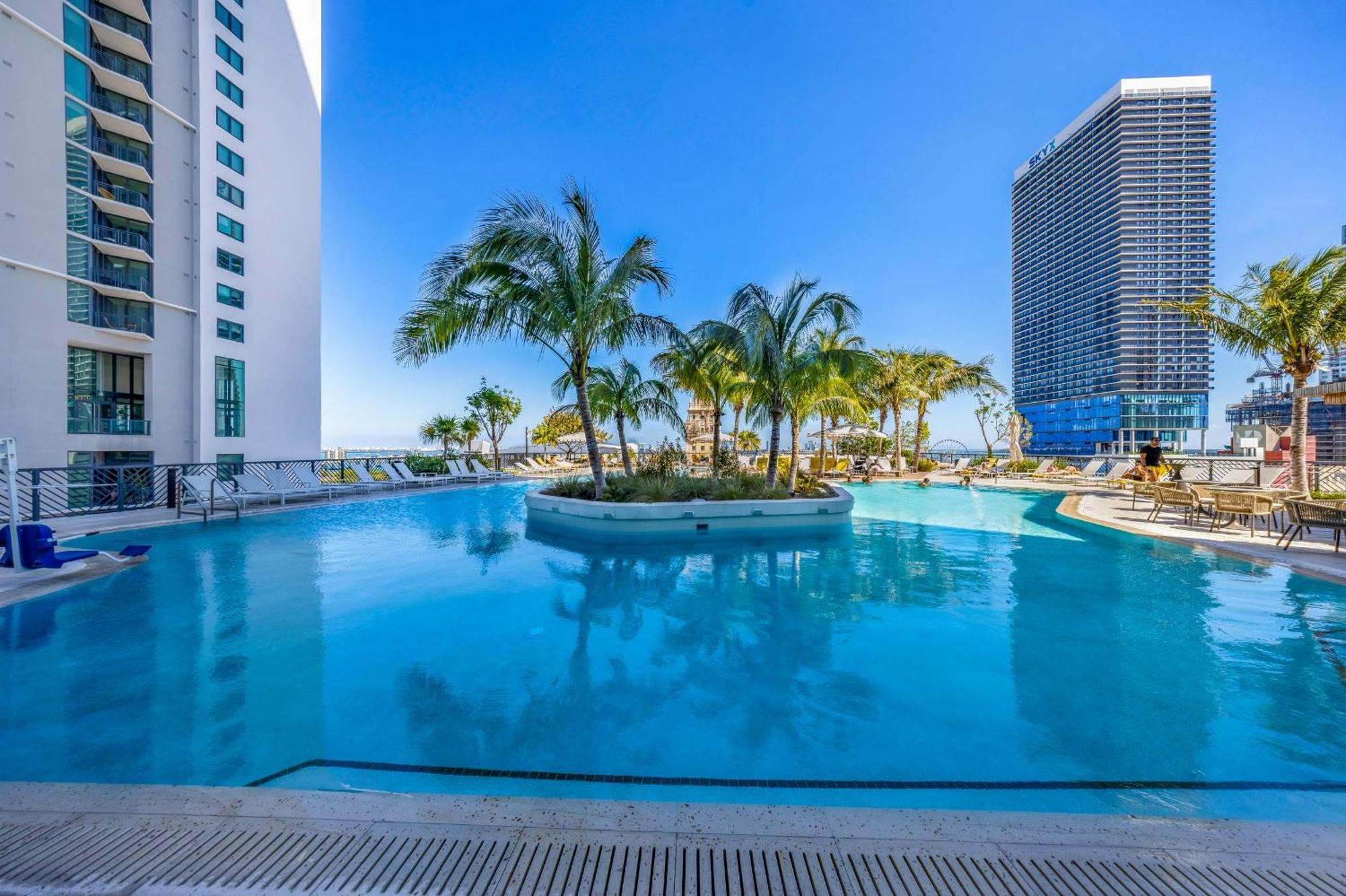 Apartment Luxe Retreat Modern 2-br With Water Views