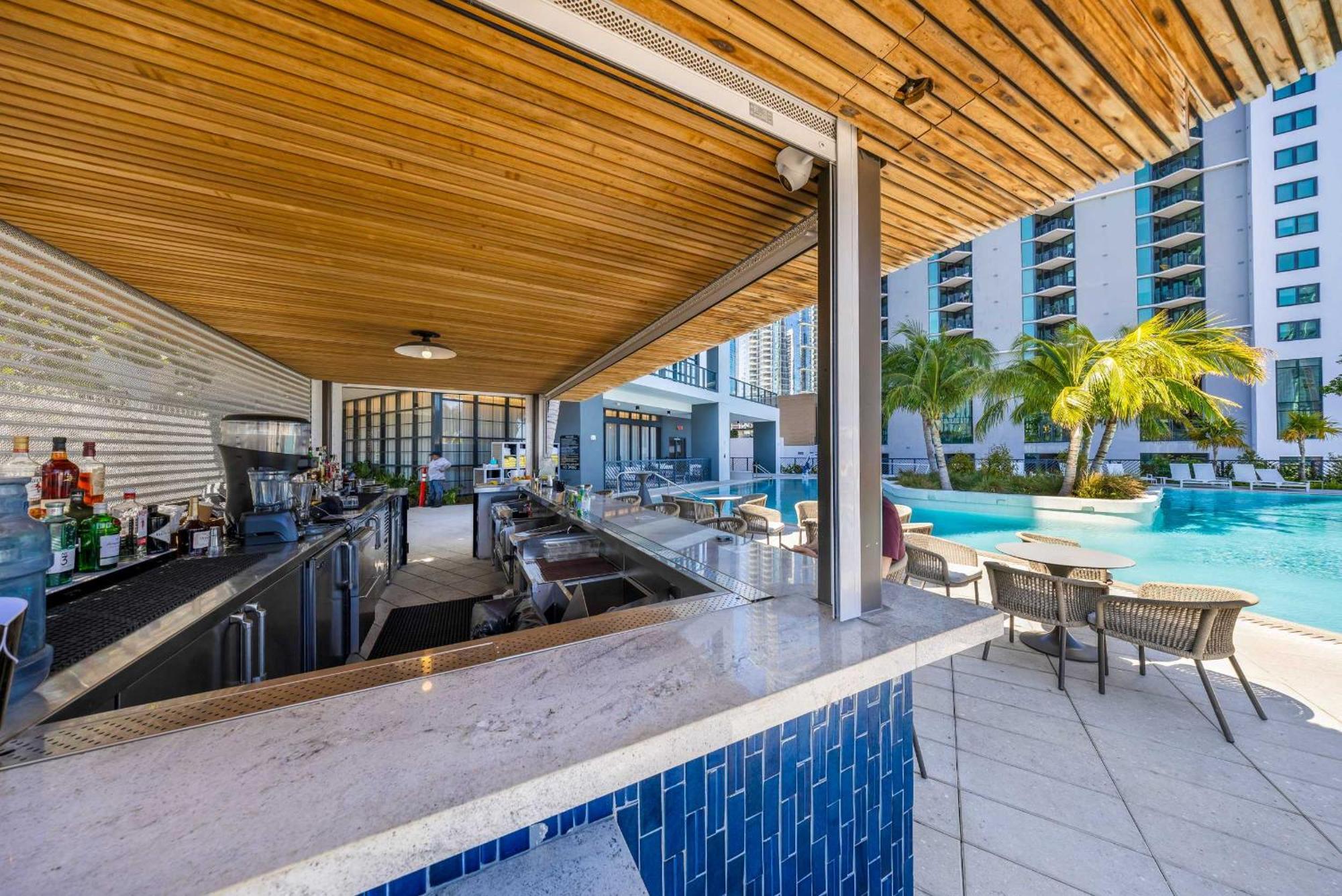 Apartment Luxe Retreat Modern 2-br With Water Views *