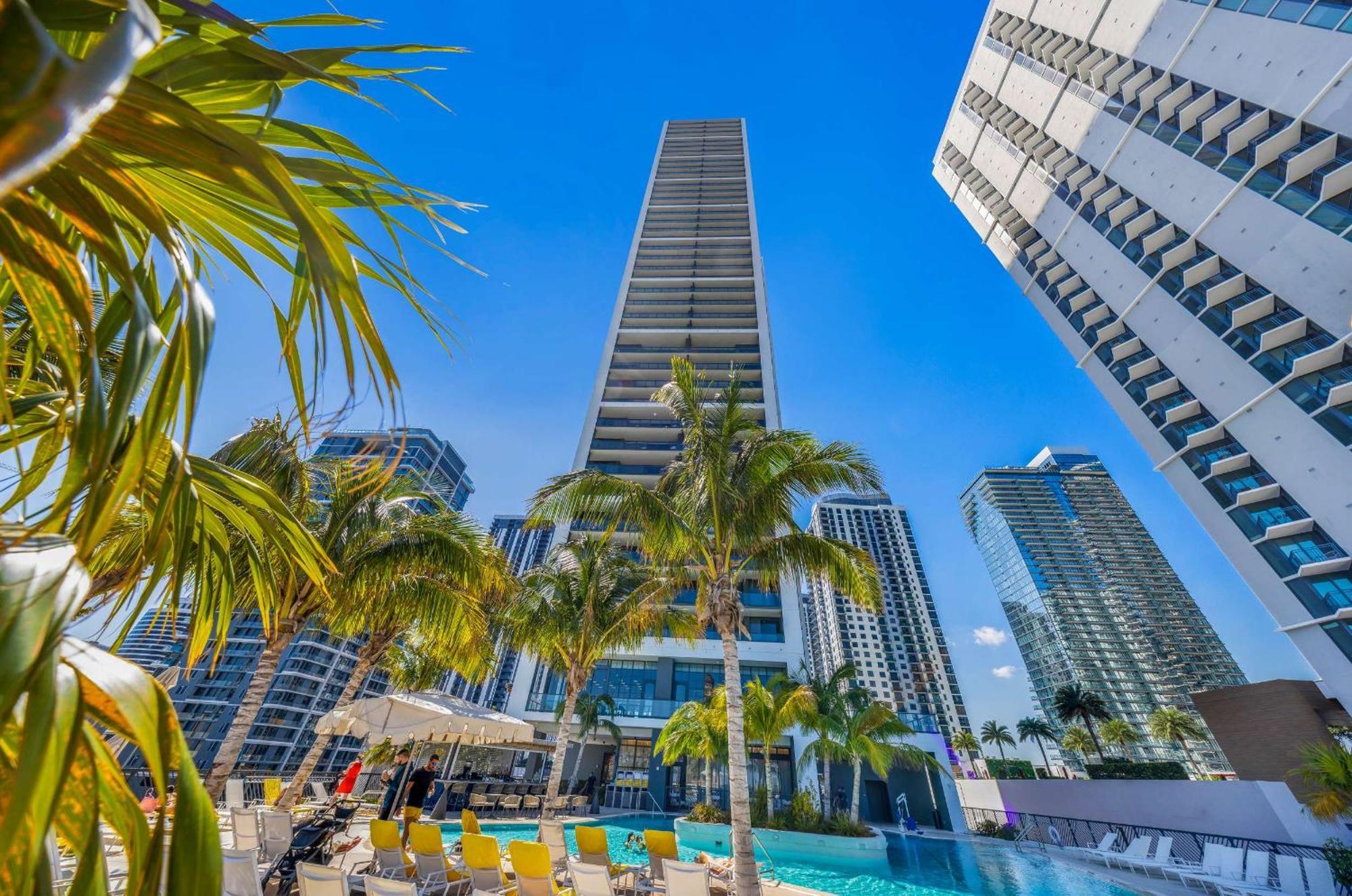 Luxe Retreat Modern 2-br With Water Views Miami