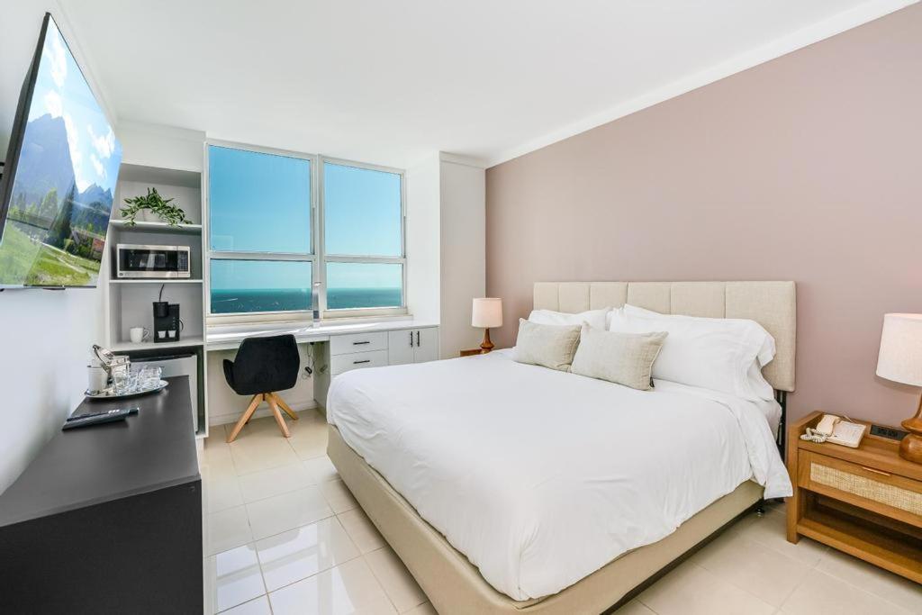 2 Bedroom Bay View Beauty In Coconut Grove- Parking For 2 Cars Included! Apartment *