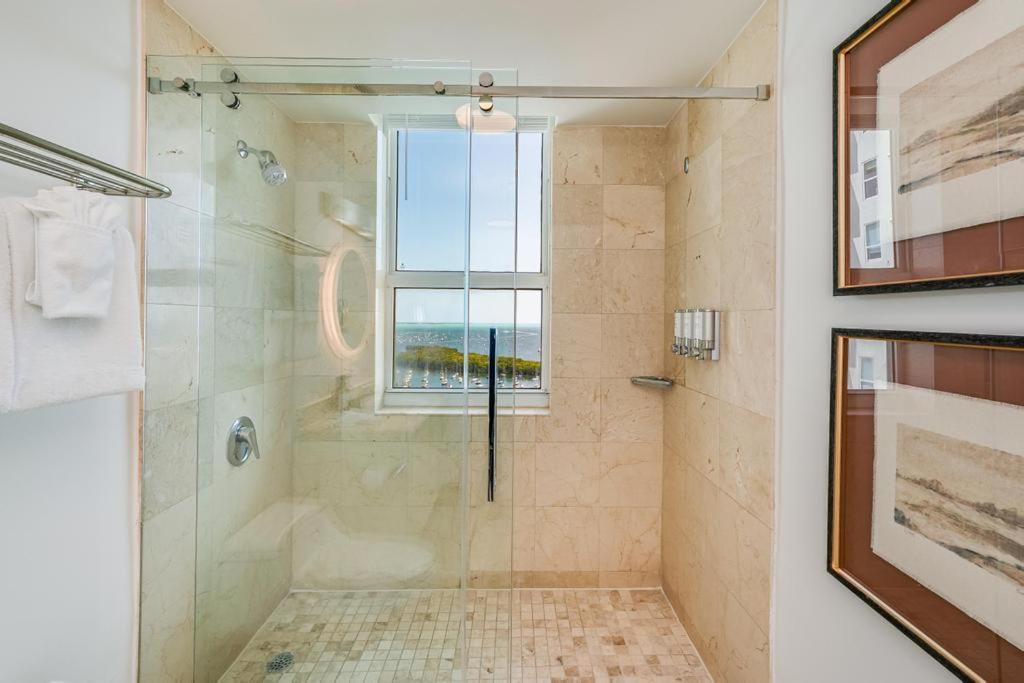 2 Bedroom Bay View Beauty In Coconut Grove- Parking For 2 Cars Included! Apartment Miami