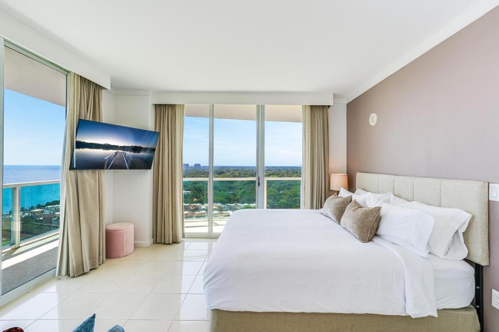 Apartment 2 Bedroom Bay View Beauty In Coconut Grove- Parking For 2 Cars Included!