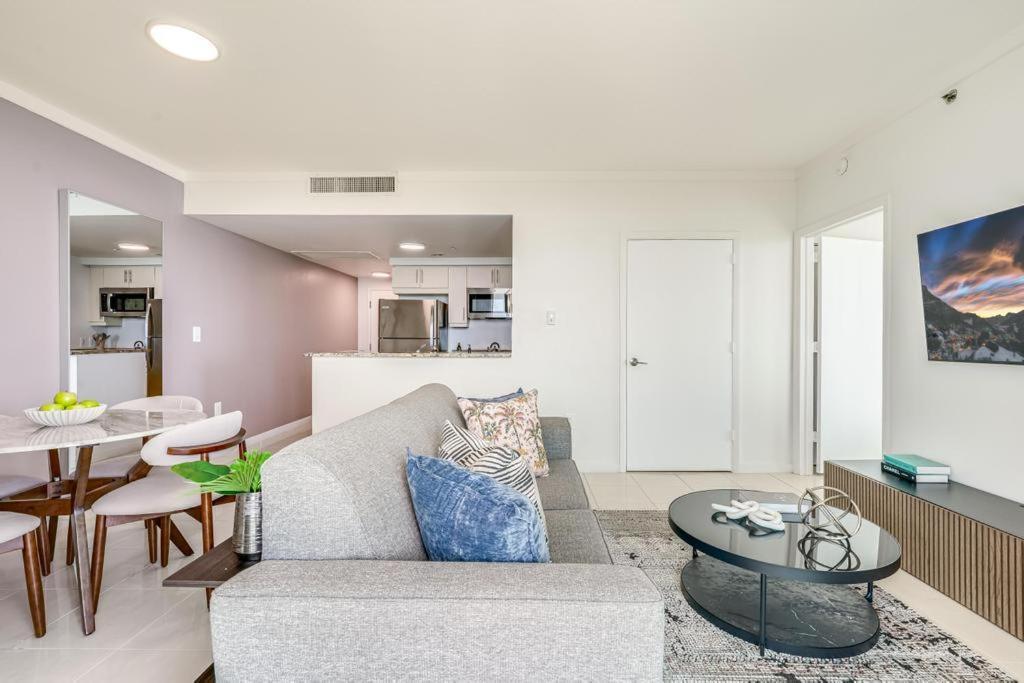 2 Bedroom Bay View Beauty In Coconut Grove- Parking For 2 Cars Included! Apartment *