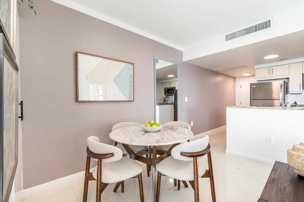 Apartment 2 Bedroom Bay View Beauty In Coconut Grove- Parking For 2 Cars Included! *
