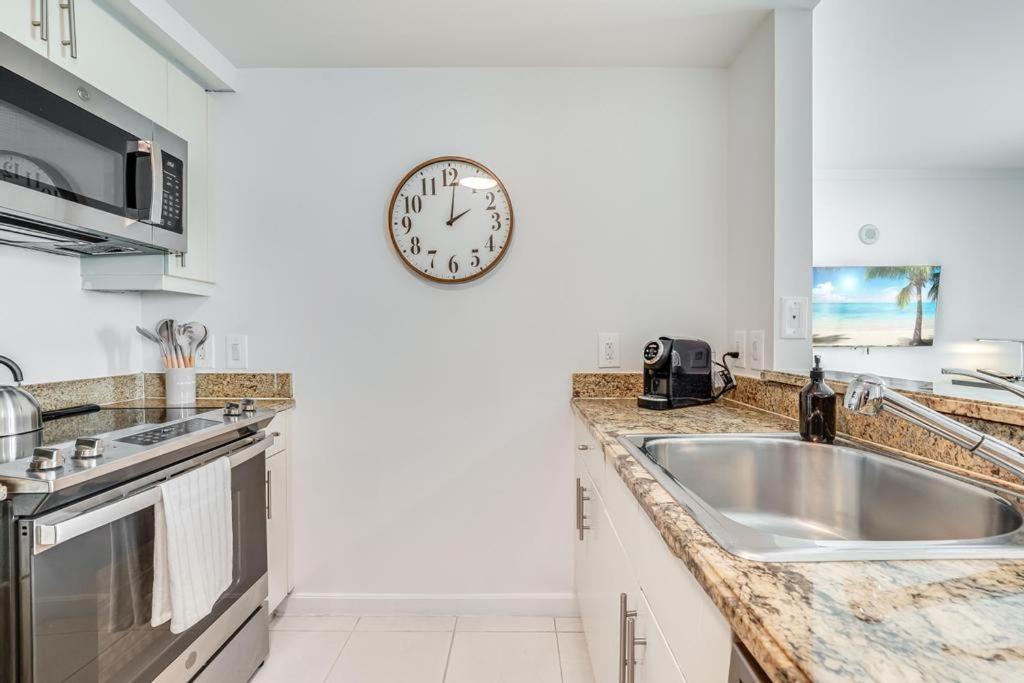 2 Bedroom Bay View Beauty In Coconut Grove- Parking For 2 Cars Included! Apartment *