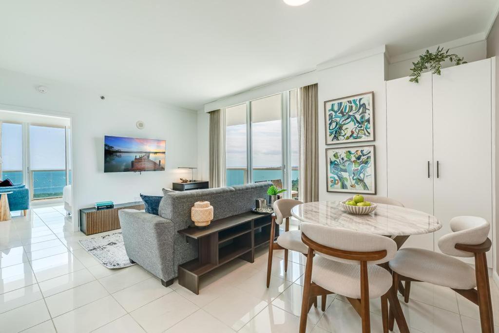 2 Bedroom Bay View Beauty In Coconut Grove- Parking For 2 Cars Included! Apartment