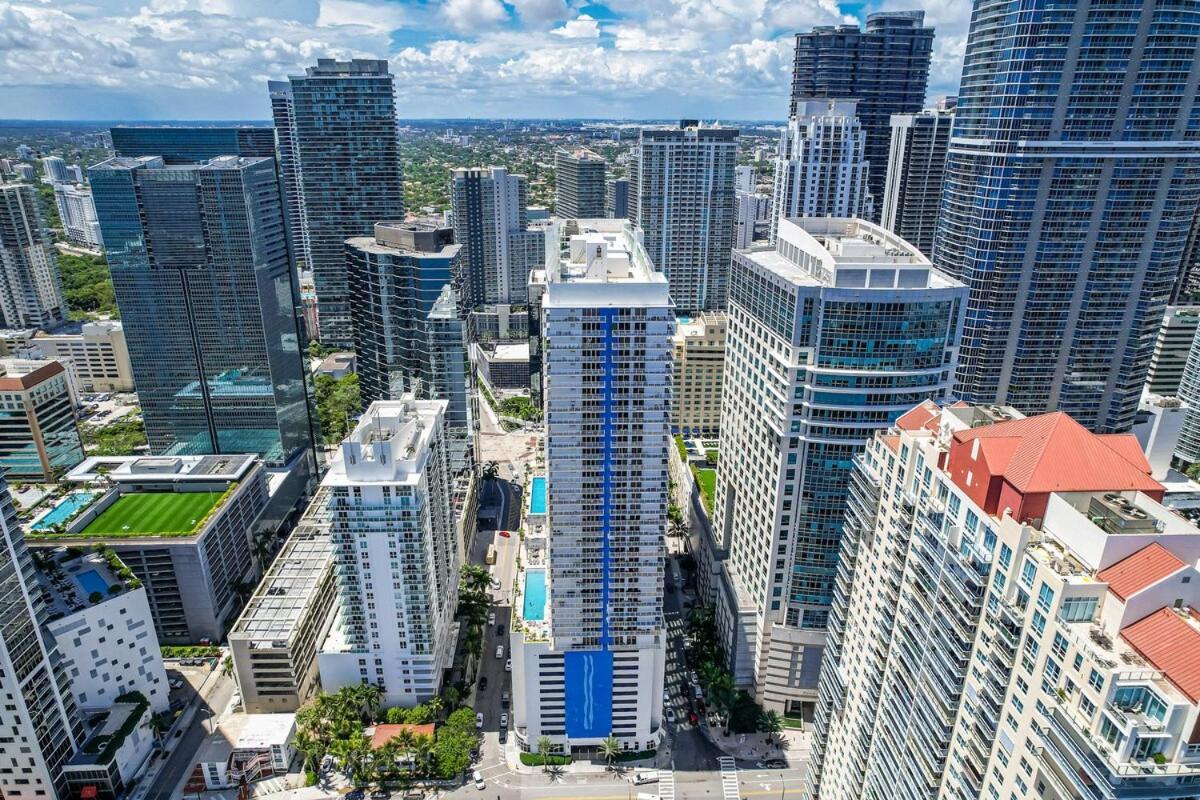 Apartment Stylish 2br With Skyline Views, Free Parking, Sleeps 8