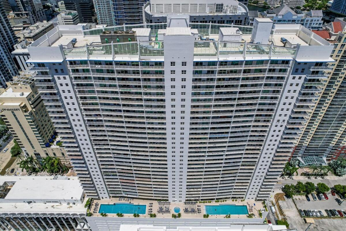 Stylish 2br With Skyline Views, Free Parking, Sleeps 8 Apartment