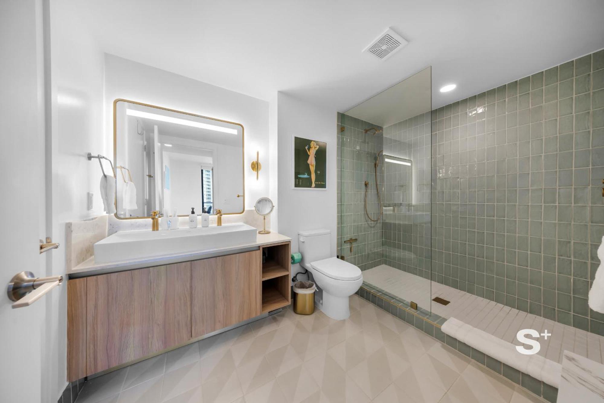Apartment 2-br Downtown Escape With Views *