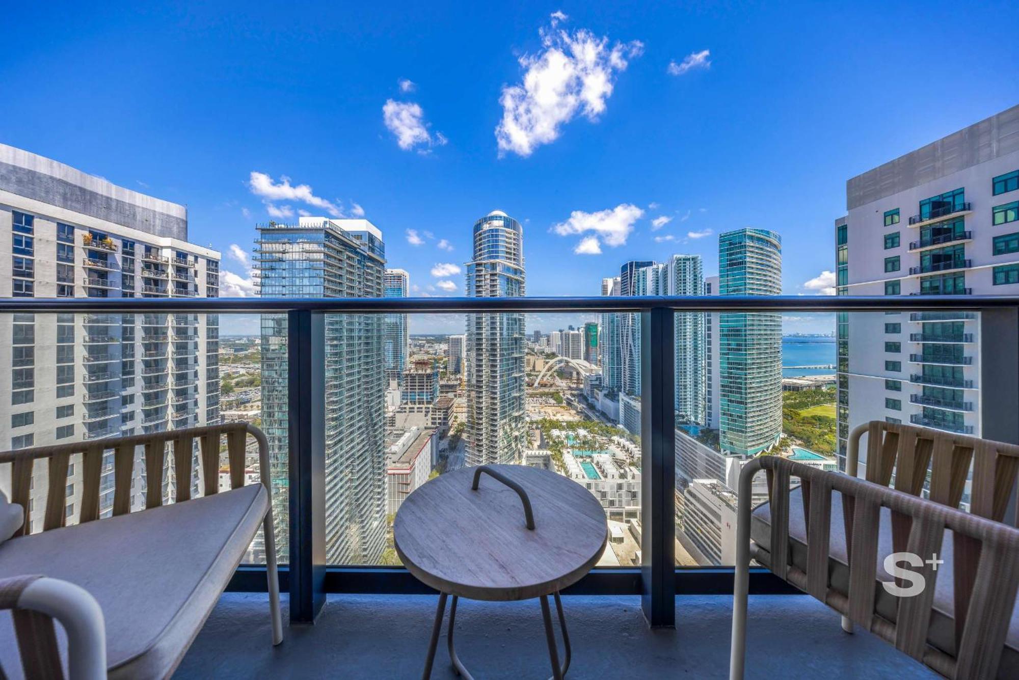 2-br Downtown Escape With Views Apartment *