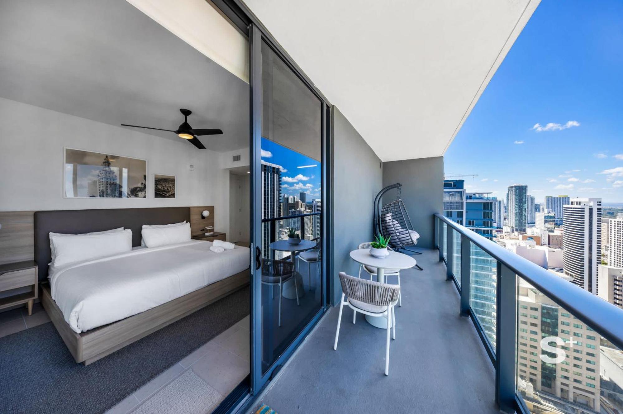 2-br Downtown Escape With Views *