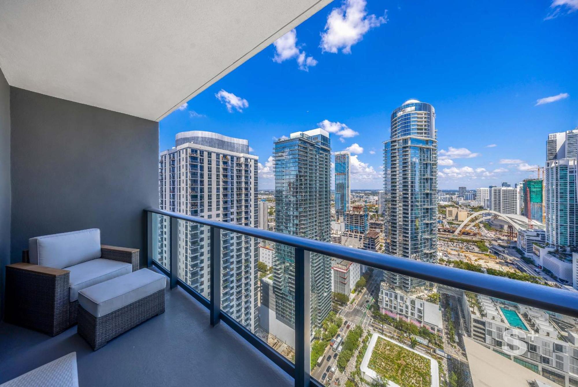 2-br Downtown Escape With Views Miami