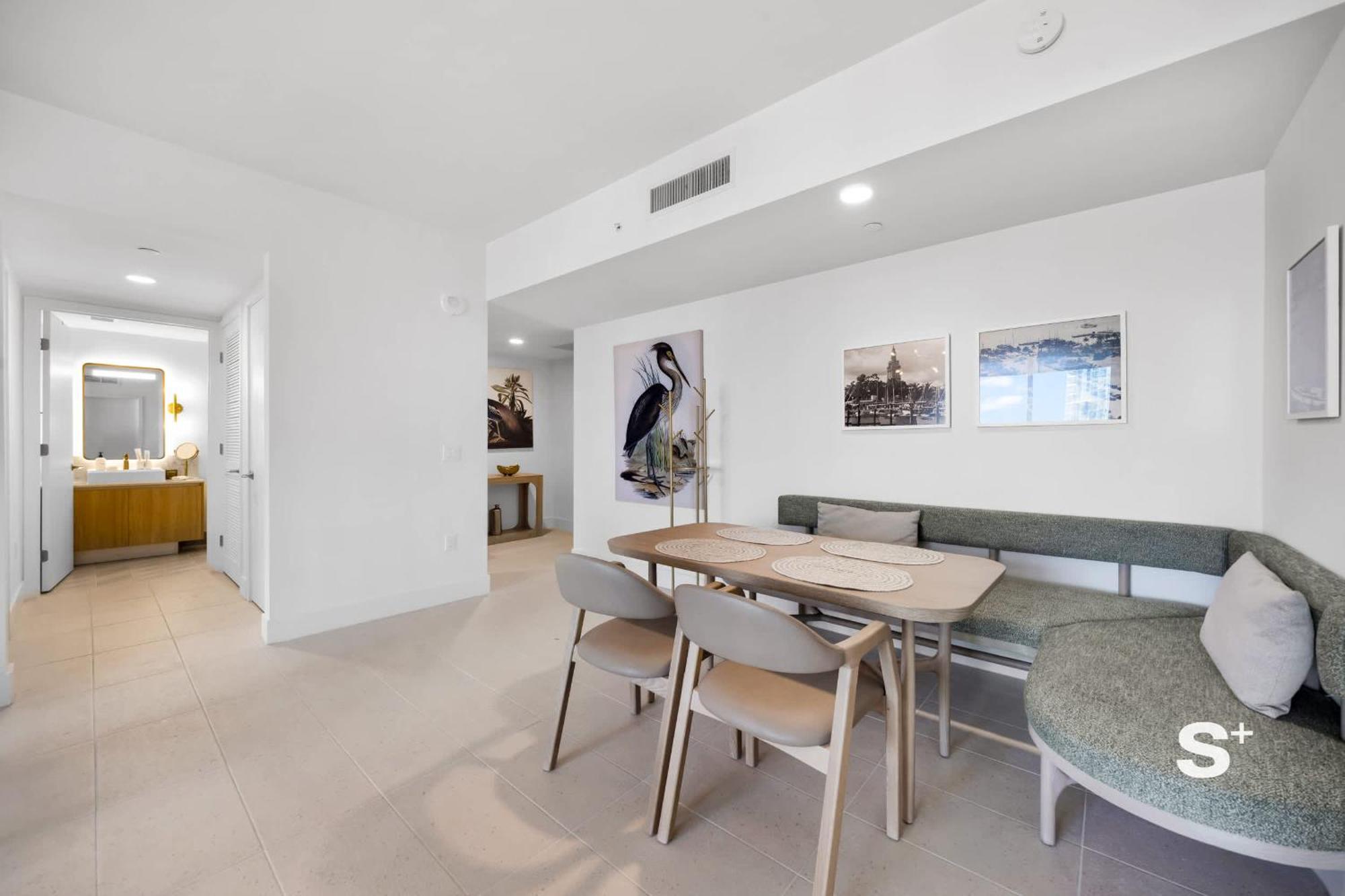2-br Downtown Escape With Views Apartment *