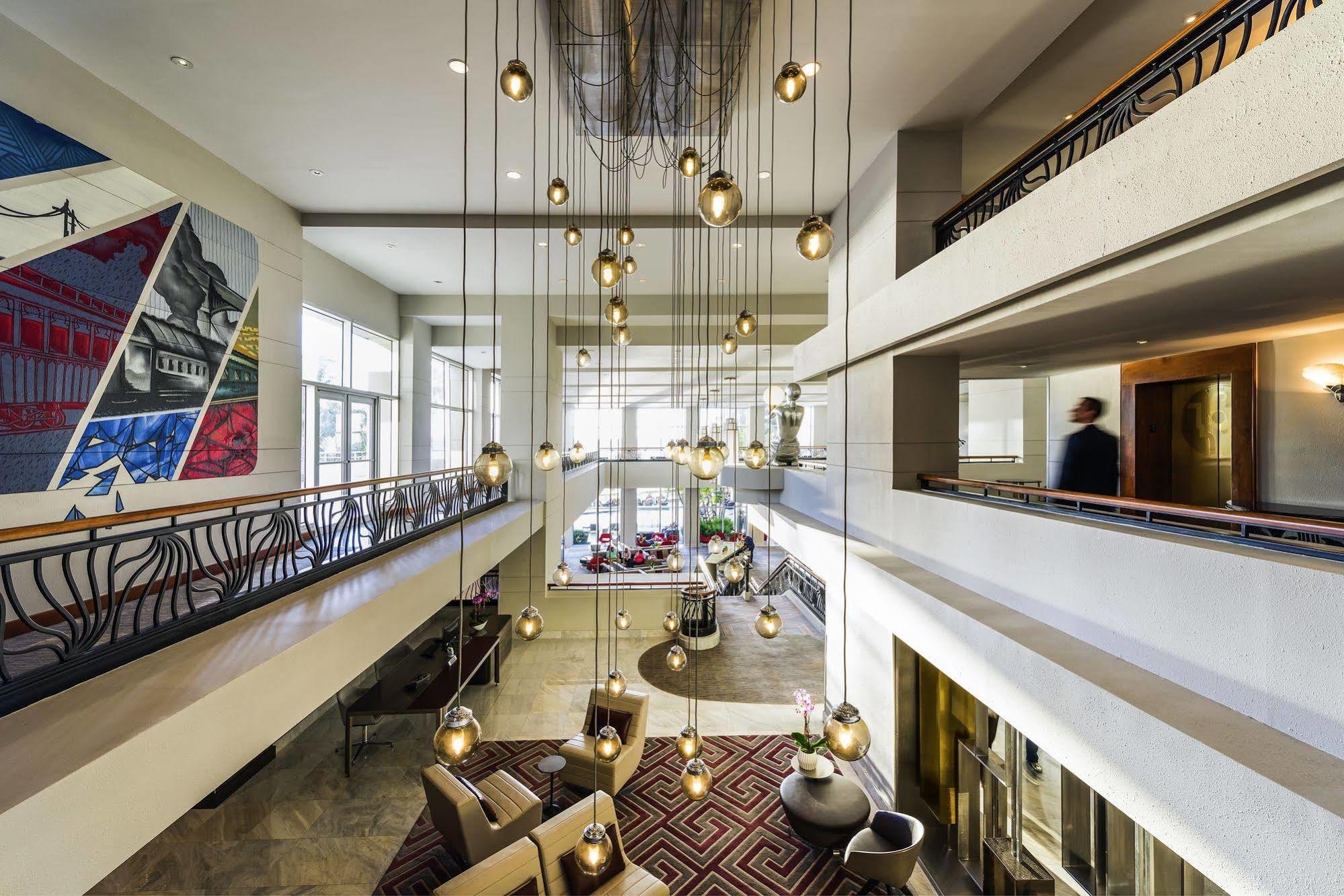 Pullman Miami Airport 4*