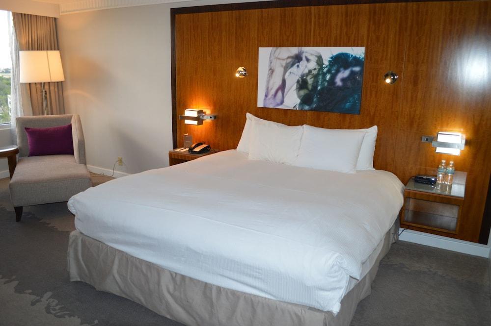 Pullman Miami Airport 4*